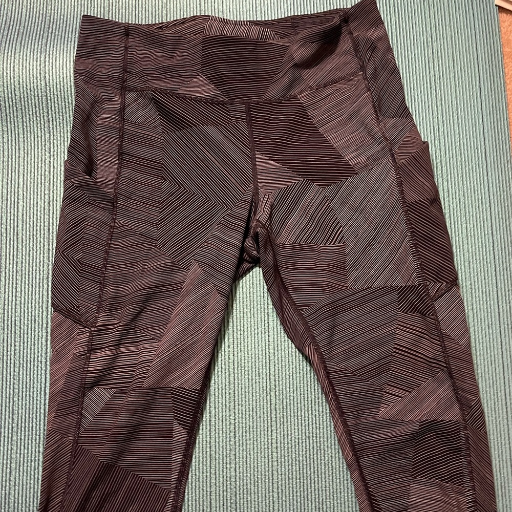 LULULEMON 3/4 length Navy Blue & white leggings